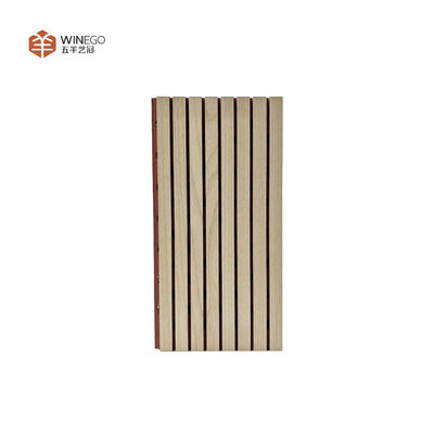 Trattamento acustico elegante con pannelli di legno a scanalatura per l'architettura moderna